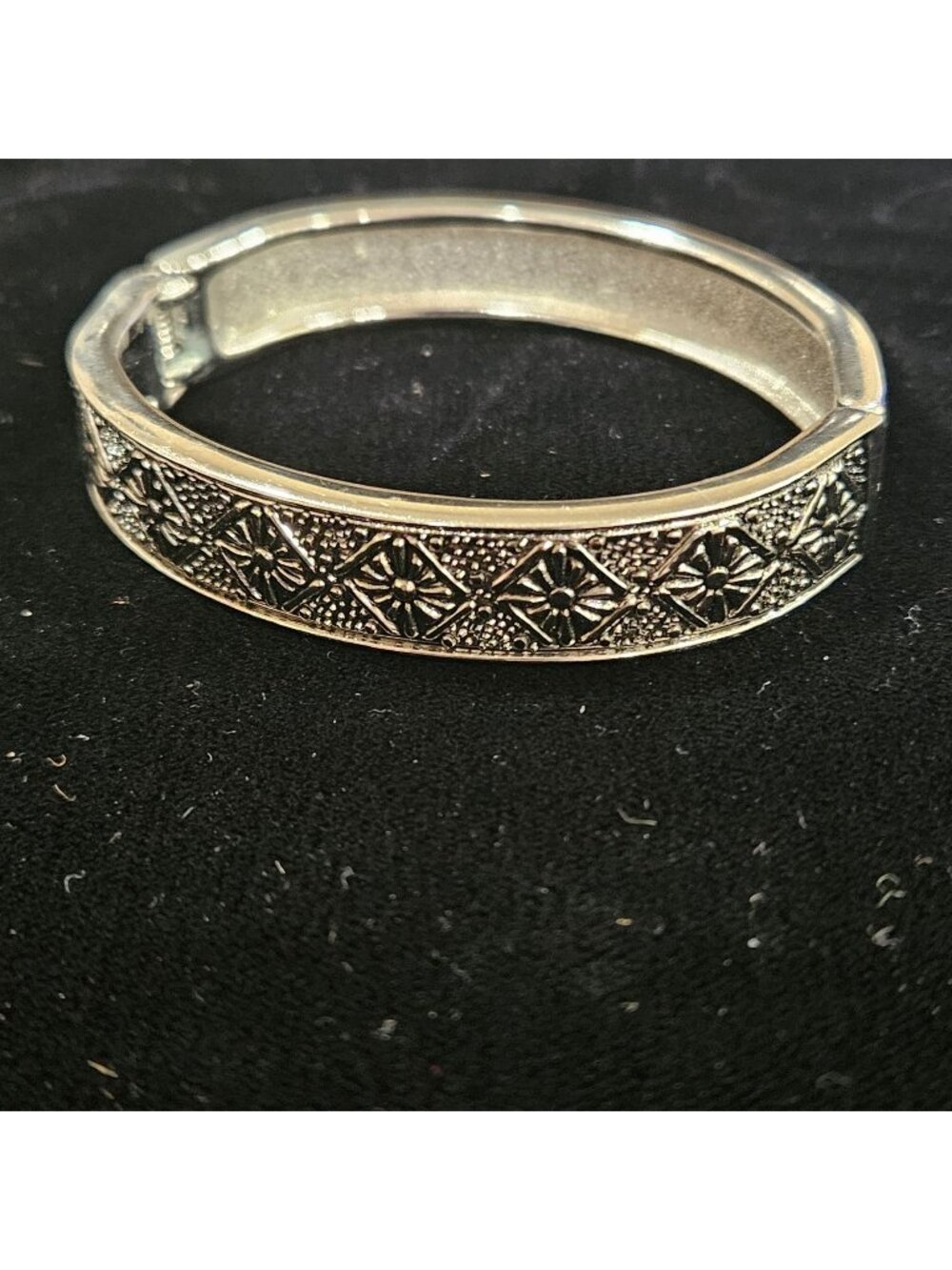 Vintage Hinged Silver-Tone Floral Pattern Bracelet With Textured Etched clamp